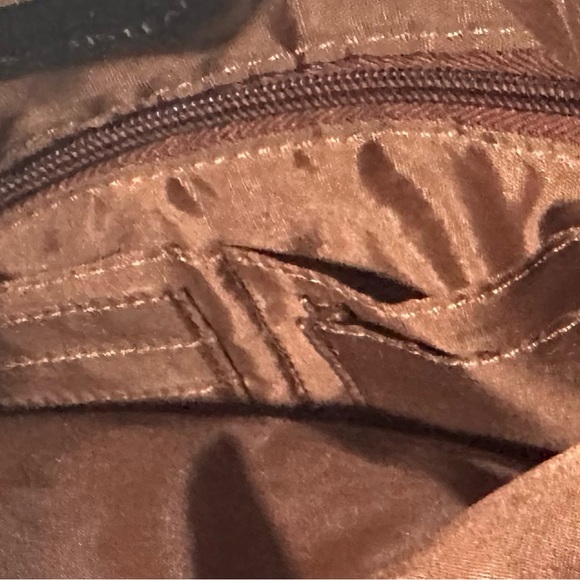 Wilsons Leather Vacqueta Single Lock Leather Tablet Bag - Picture 12 of 13